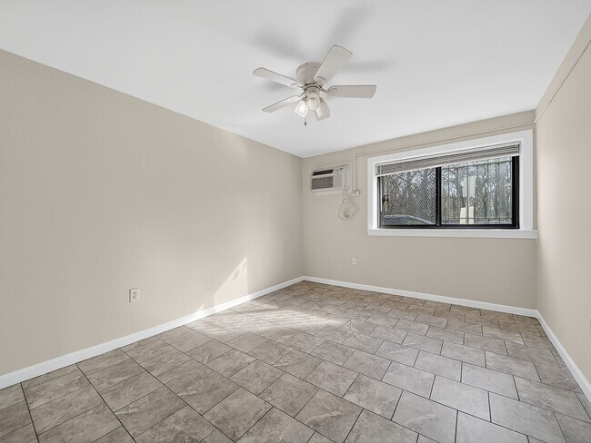 Foto del edificio - FOR RENT 3111 NYLOR RD SE APT 104