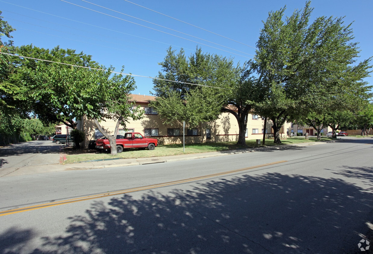 Building Photo - Hilltopper Apartments
