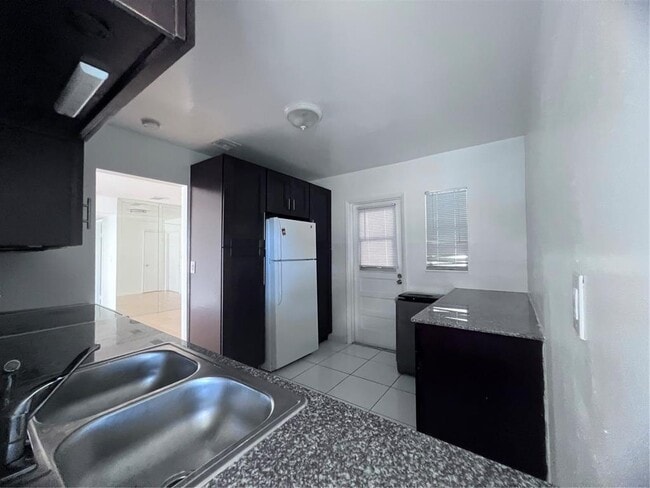 Building Photo - 2430 SW 81st Ave