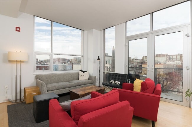 Foto del edificio - Luxury U St Condo | 2 Bed + Den | 2 Bath | 1,350 Sf | Large Balcony | 1 Garage Parking Space