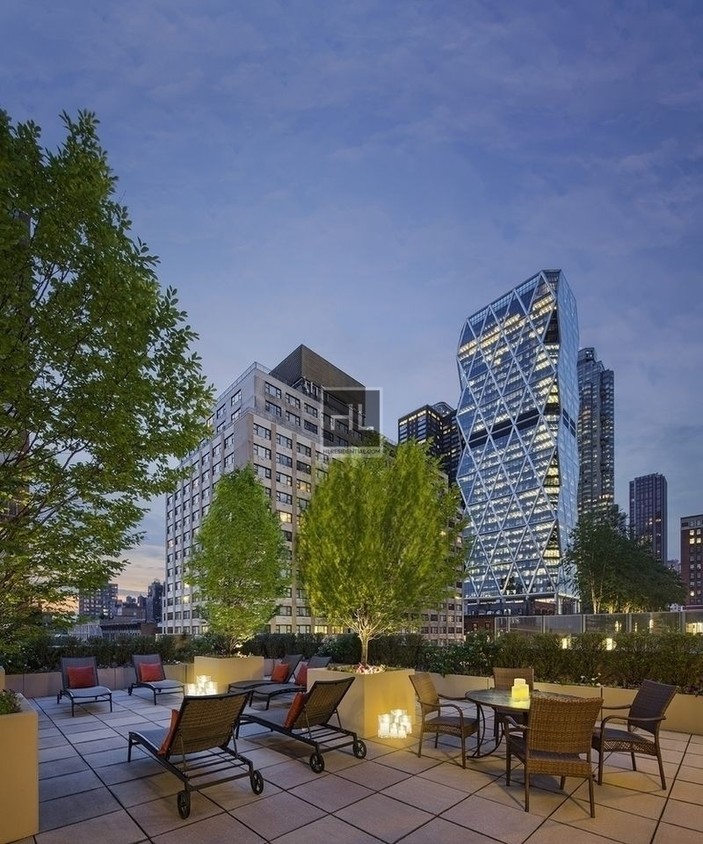 Building Photo - 260 W 54th St