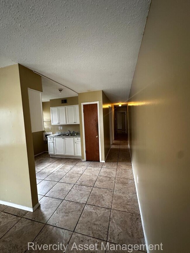 Building Photo - Charming Duplex Near University of Memphis...