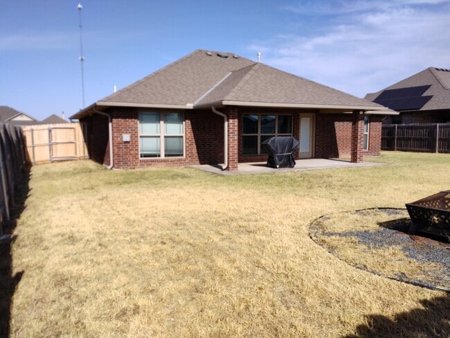 Building Photo - 401 Northeast Mountain Meadow Drive