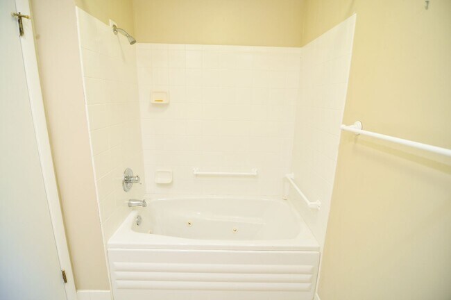 Foto del edificio - Large home with a pool.