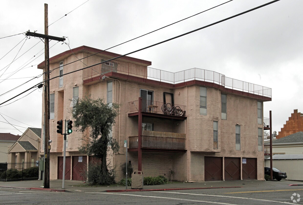 Primary Photo - 741 E 18th St