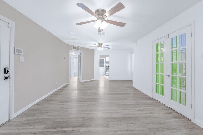 Building Photo - Luxury Home in Downtown Las Vegas!
