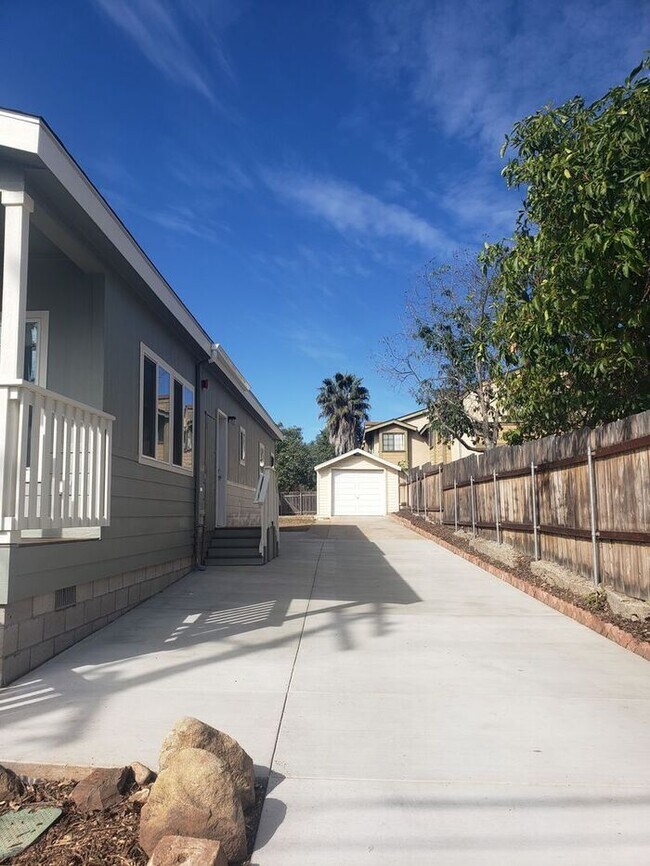 Foto del edificio - House w/ large private yard and garage (Pa...