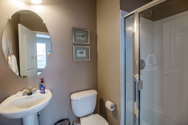 Foto del edificio - Beautiful 4-Bed, 3.5-Bath End Unit Townhom...
