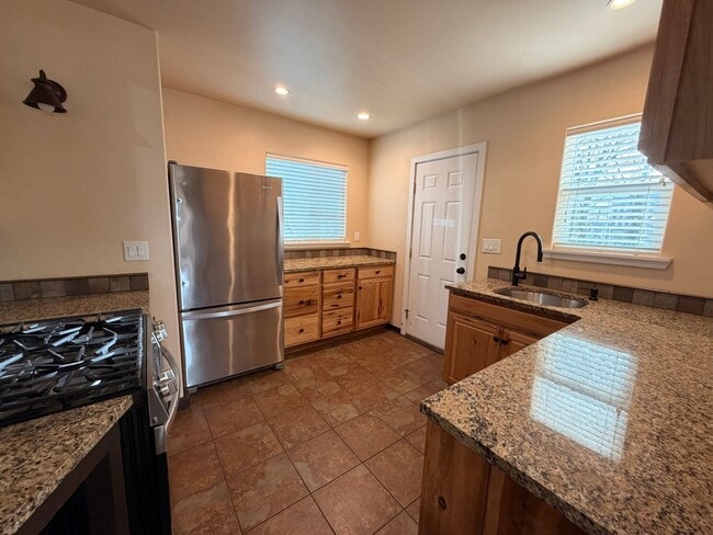 Building Photo - 2-Bedroom +Bonus room with a View and Less than 1-Mile from Ferry, PSNS and Downtown Bremerton