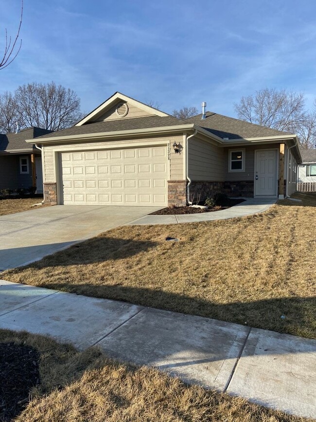 Building Photo - FREE Blackstone Grill — Sign by 5/29!  3 Bed, 2 Bath Home in Oak Woods