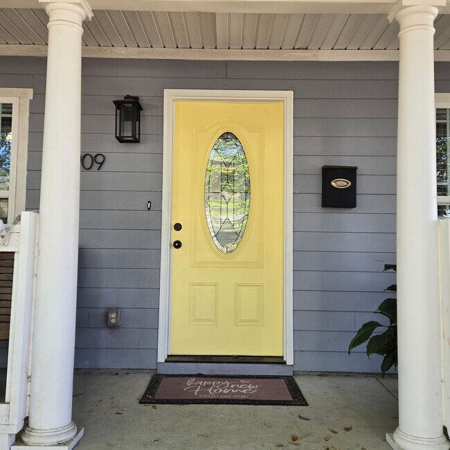 Building Photo - Move-in Ready July 16th