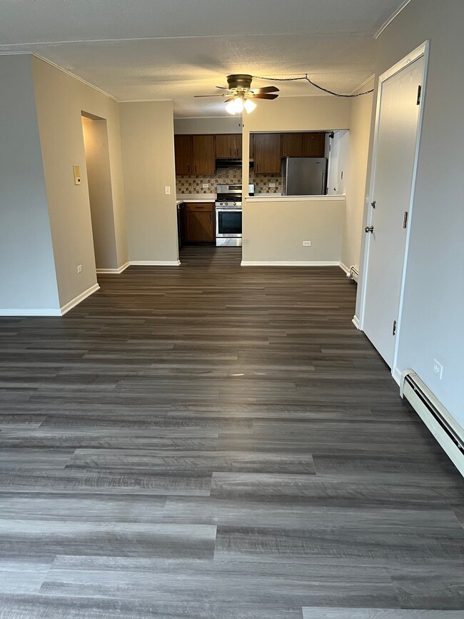 Building Photo - 15 E Maple St