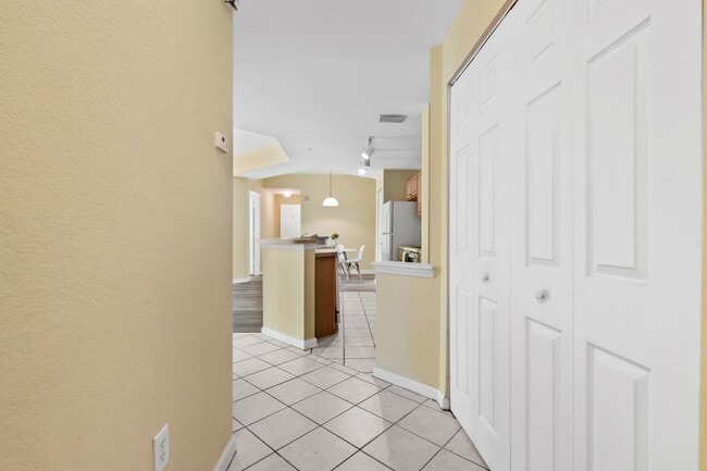 Building Photo - 410 S Villa San Marco Dr