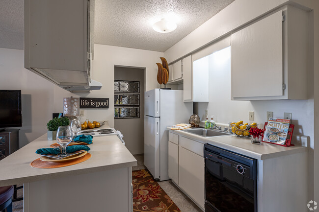 2BR, 1BA - 700SF - Kitchen - Pike Place