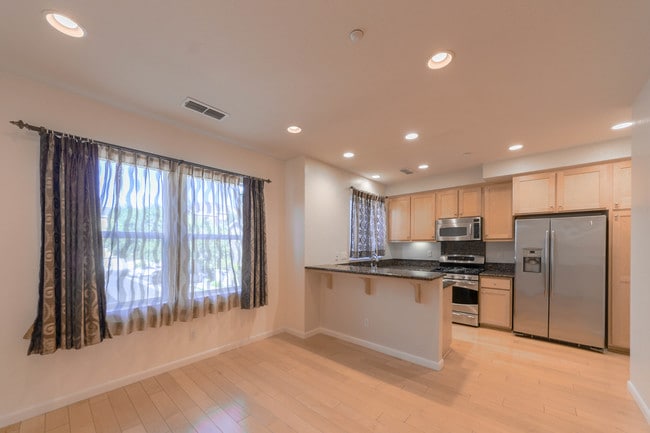 Building Photo - Beautiful 3 Bed / 2.5 Bath Available Now!