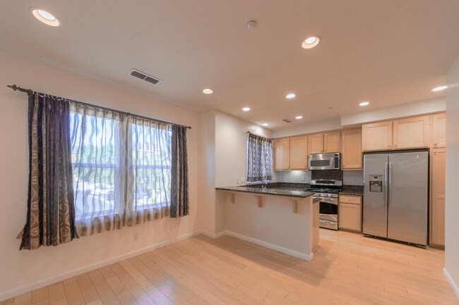 Foto del edificio - Beautiful 3 Bed / 2.5 Bath Available Now!