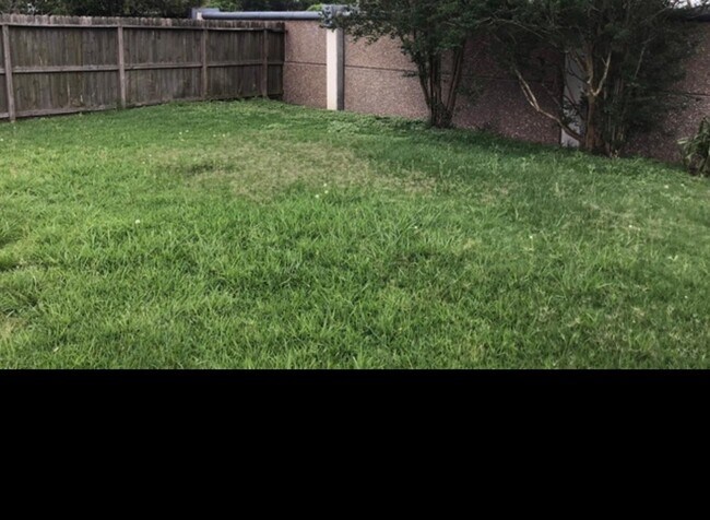 Building Photo - 1703 Oak Meadow Dr