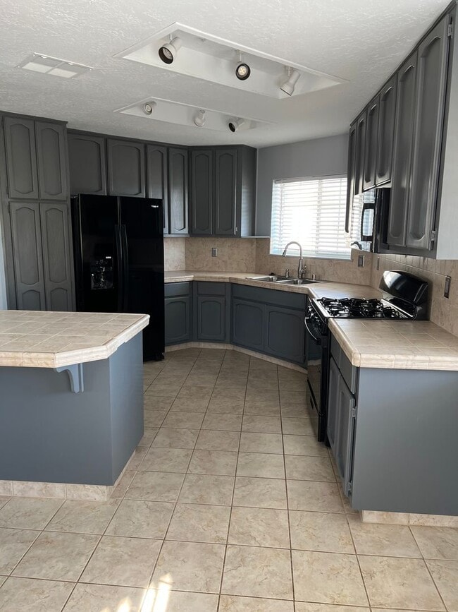 Foto del edificio - Please Contact Vaughn Realty Property MGMT To Set Up An APPT. (760)446-6561