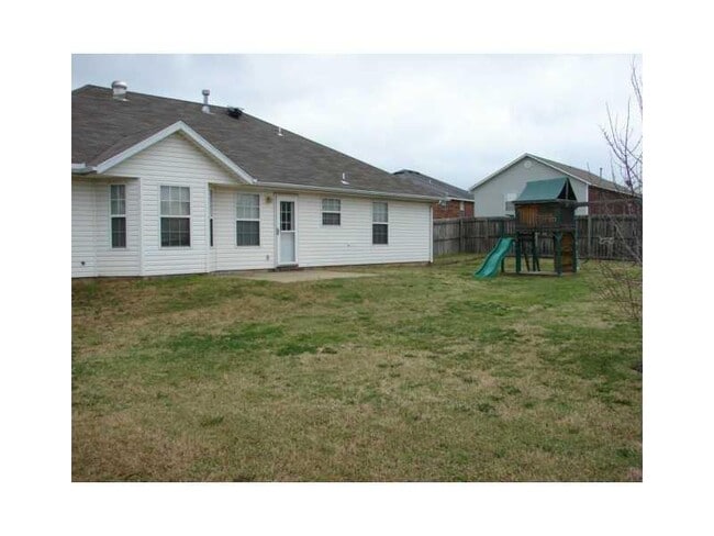 Building Photo - 2601 SW Aztec Pl