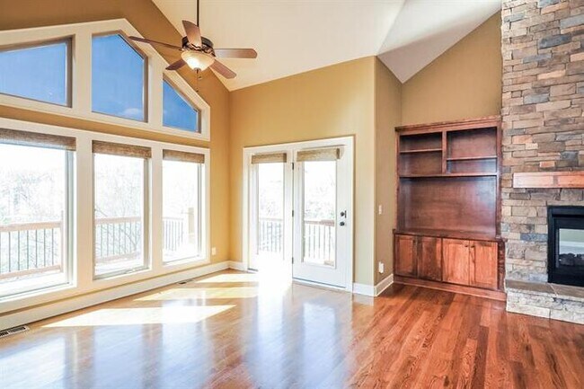 Building Photo - 8156 Bittersweet Dr, Lenexa, KS, 66220