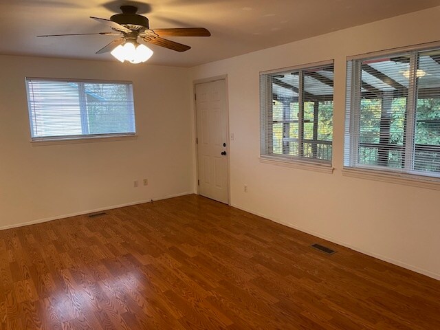 Sala de estar - 13051 40th Ave S