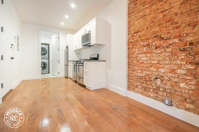Building Photo - 1654 Putnam Ave