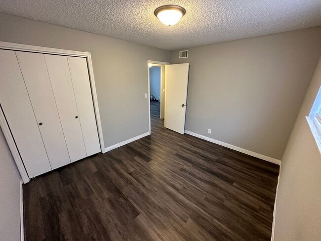 Building Photo - 2 bedoom 1 bath