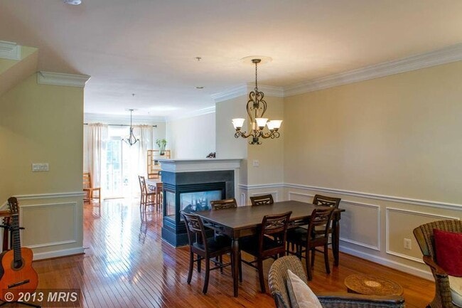 Building Photo - Beautiful 3 BR, 2 FB+2HB townhouse in King...