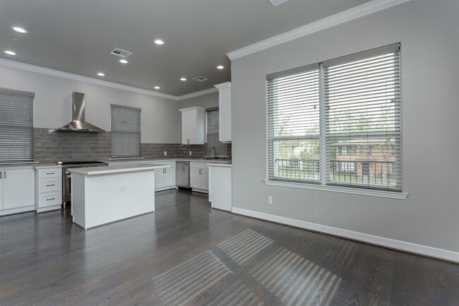 Building Photo - 4501 Larch Ln