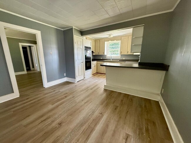 Building Photo - 5885 Sardis Rd