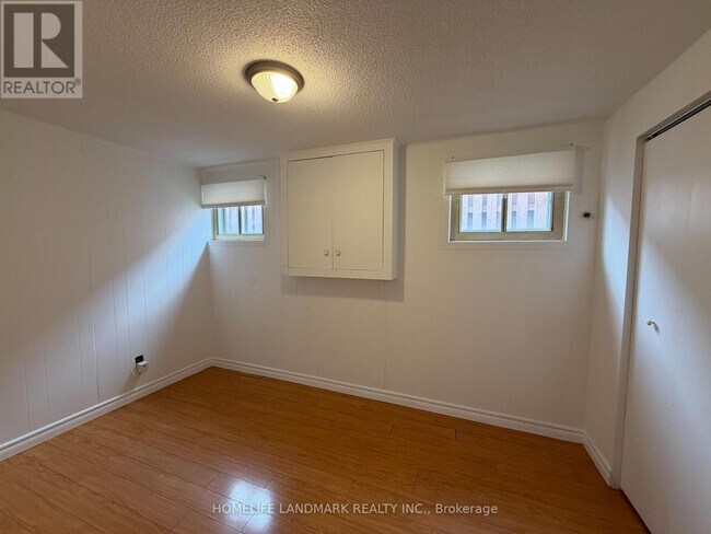Photo du bâtiment - 98 Van Horne Ave