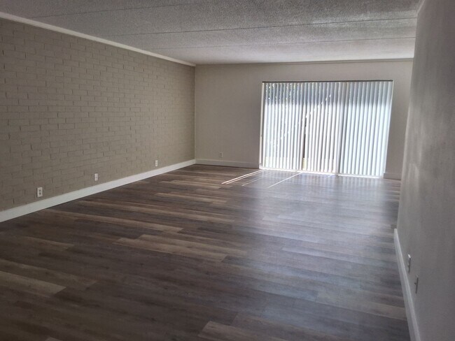 Building Photo - Knoxville 37923 - 2 bed 2 bath condo - call Sharon Arnwine 865-313-7215