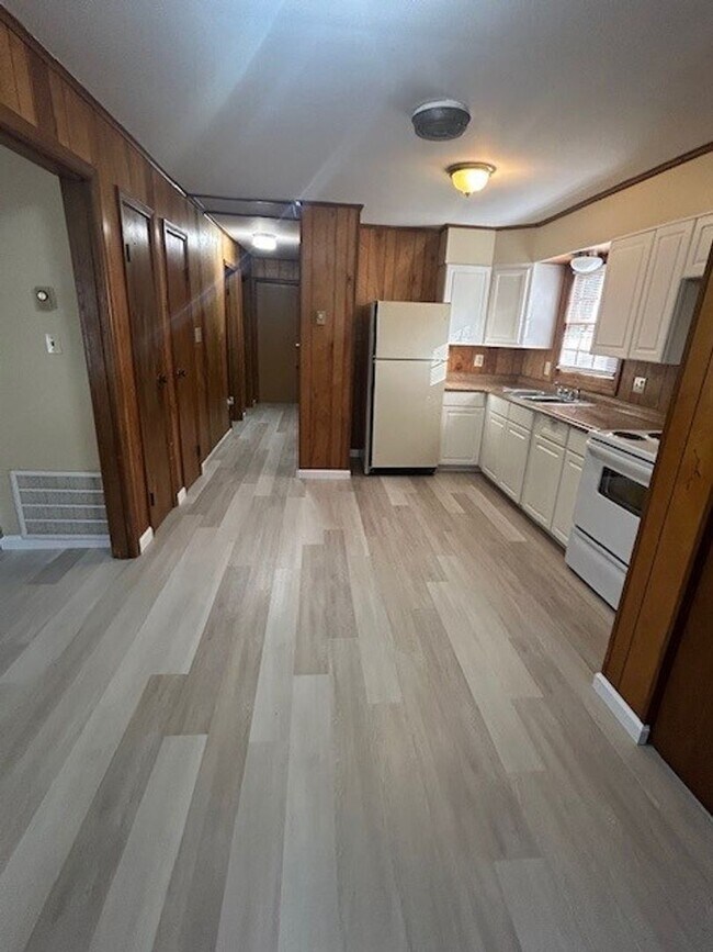 Building Photo - Charming Home in great location READY TO M...