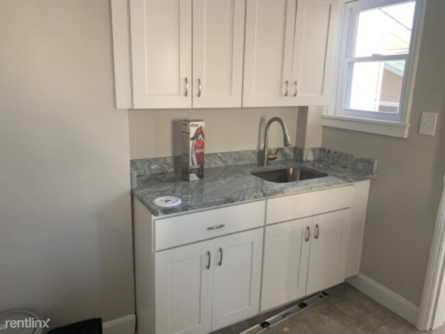Building Photo - 3 br, 1 bath Townhome - 16 Admiral Blvd