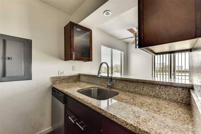 Foto del edificio - 8180 Lemmon Ave