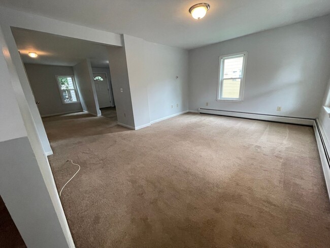 Foto del edificio - Spacious, two-story 3-bedroom apartment in Adams!