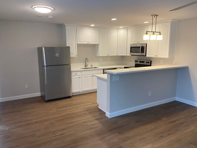 Foto del edificio - 3 Bed, 2 Bath First Floor Condo in Central...