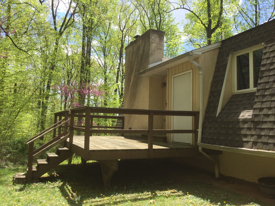 Apartment 2 deck - 1955 Upper Ridge Rd