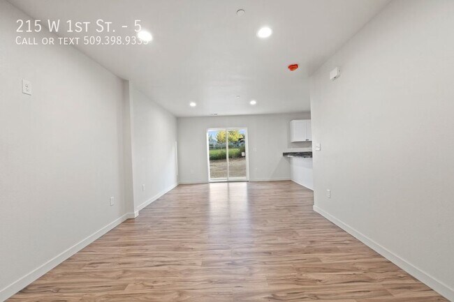 Building Photo - 3 Bed, 2.5 Bath Townhouse in Warden, WA. W...