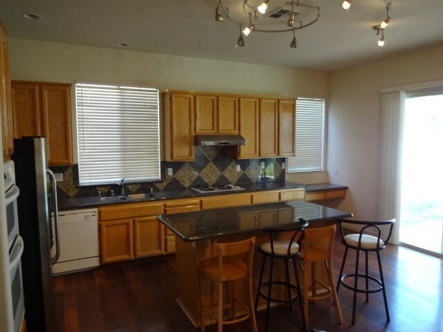 Foto del edificio - NICE SINGLE STORY HOME WITH 3 BEDROOMS, 2 ...