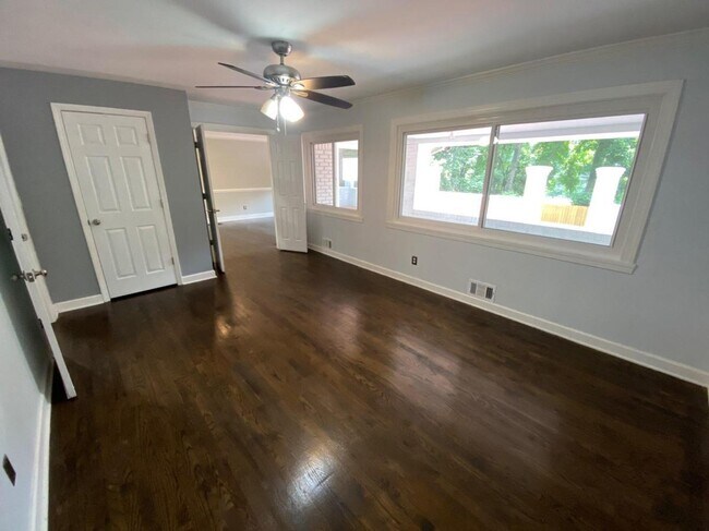 Foto del edificio - 2565 Woodacres Rd NE