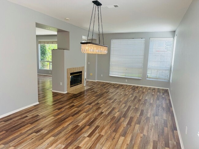 Building Photo - Stunning Two-Story Home in Sterling Hills Fairways
