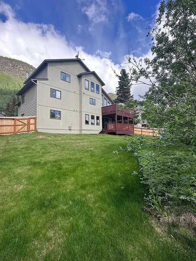 Foto del edificio - 5 bed 3 bath home!
