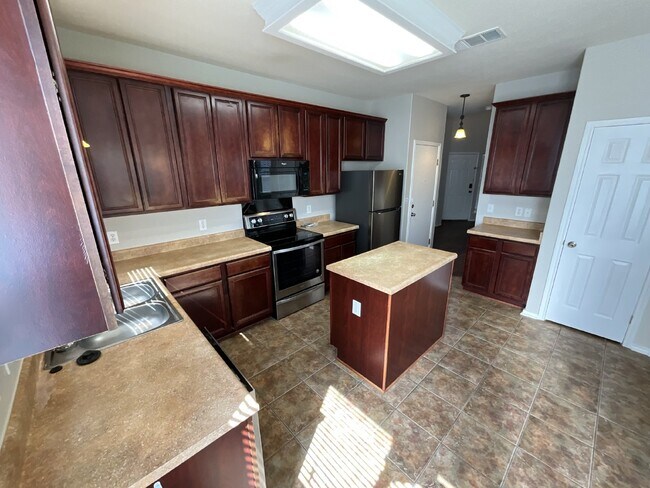 Foto del edificio - "Charming 3-Bed Oasis with Granite Touches & Cozy Fireplace in Cibolo!"