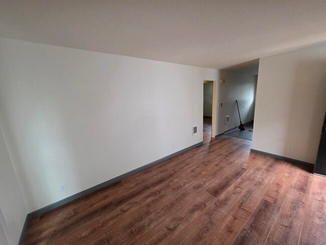 Building Photo - 354 Catron St N