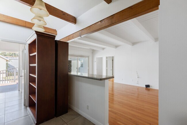 Building Photo - Spacious 4 BR 3 BA Home in Prime West L.A.