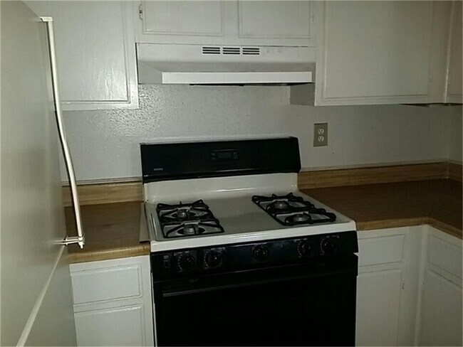 Building Photo - Coming Soon.. 3 bedroom, 2 bath Duplex  Home !