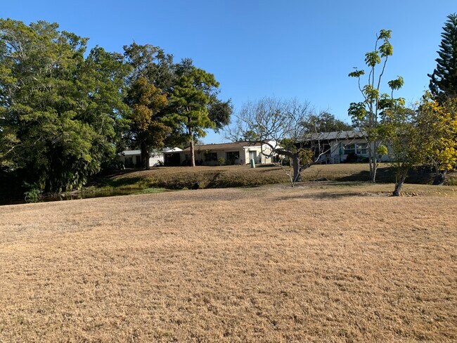 Foto del edificio - 6159 Rockefeller Ave