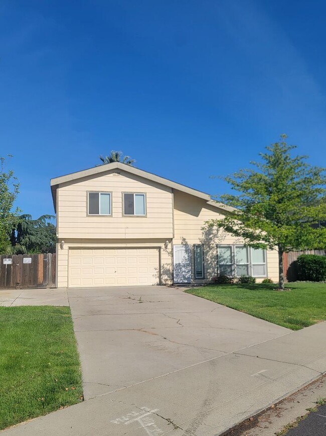 Foto del edificio - 3 Bed / 2 Bath Home with Pool, RV Parking & Private Balcony