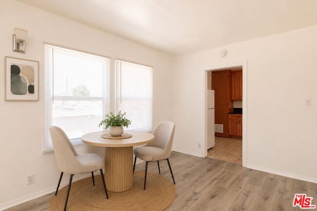 Building Photo - 5516 1/2 Cahuenga Blvd